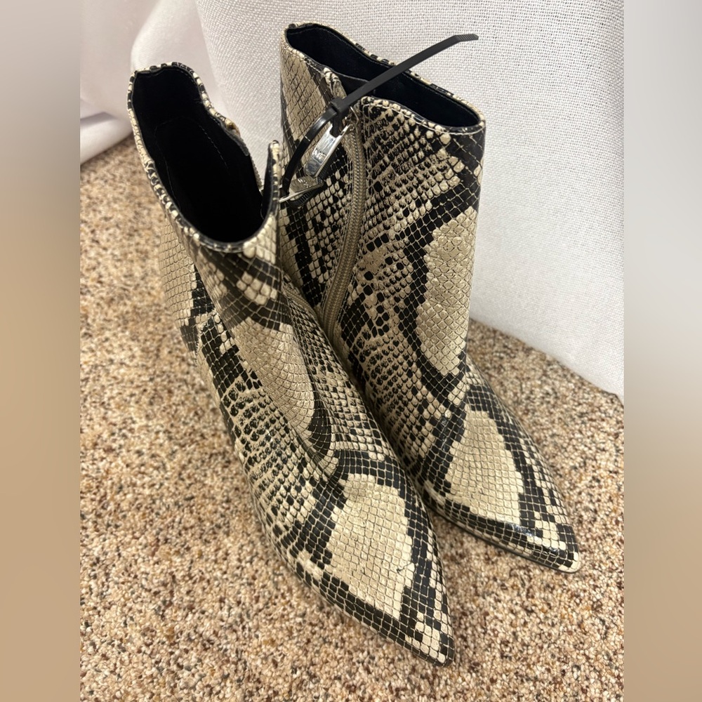 Marc Fisher Snakeskin Faux Leather Chunky Boot Pointed Toe Retire Line 6M‎ EUC - Picture 3 of 7